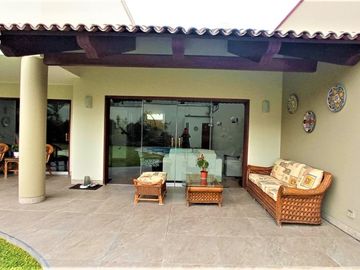 Venta Linda Casa en Condominio con Piscina y Hermoso Jardin - Sol de La Molina