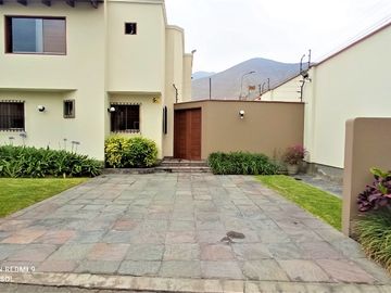 Venta Linda Casa en Condominio con Piscina y Hermoso Jardin - Sol de La Molina