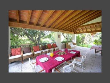 VENTA DE CASA EN LA COLONIA VOLCANES, JUNTO A VISTA HERMOSA, CUERNAVACA MOR. 2 TERRENOS JUNTOS, UN NIVEL, VIGILANCIA, ALBERCA, GRAN JARDÍN, CANCHA DE