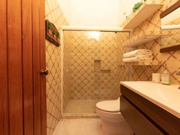 VENTA DE CASA EN LA COLONIA VOLCANES, JUNTO A VISTA HERMOSA, CUERNAVACA MOR. 2 TERRENOS JUNTOS, UN NIVEL, VIGILANCIA, ALBERCA, GRAN JARDÍN, CANCHA DE