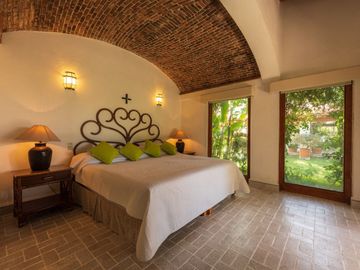 VENTA DE CASA EN LA COLONIA VOLCANES, JUNTO A VISTA HERMOSA, CUERNAVACA MOR. 2 TERRENOS JUNTOS, UN NIVEL, VIGILANCIA, ALBERCA, GRAN JARDÍN, CANCHA DE
