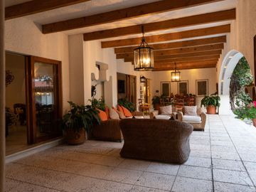 VENTA DE CASA EN LA COLONIA VOLCANES, JUNTO A VISTA HERMOSA, CUERNAVACA MOR. 2 TERRENOS JUNTOS, UN NIVEL, VIGILANCIA, ALBERCA, GRAN JARDÍN, CANCHA DE