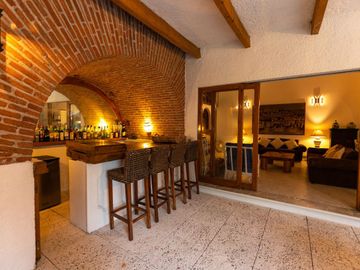 VENTA DE CASA EN LA COLONIA VOLCANES, JUNTO A VISTA HERMOSA, CUERNAVACA MOR. 2 TERRENOS JUNTOS, UN NIVEL, VIGILANCIA, ALBERCA, GRAN JARDÍN, CANCHA DE