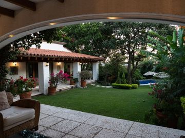 VENTA DE CASA EN LA COLONIA VOLCANES, JUNTO A VISTA HERMOSA, CUERNAVACA MOR. 2 TERRENOS JUNTOS, UN NIVEL, VIGILANCIA, ALBERCA, GRAN JARDÍN, CANCHA DE