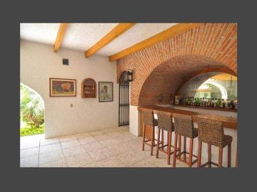 VENTA DE CASA EN LA COLONIA VOLCANES, JUNTO A VISTA HERMOSA, CUERNAVACA MOR. 2 TERRENOS JUNTOS, UN NIVEL, VIGILANCIA, ALBERCA, GRAN JARDÍN, CANCHA DE