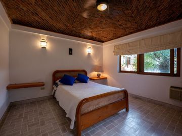 VENTA DE CASA EN LA COLONIA VOLCANES, JUNTO A VISTA HERMOSA, CUERNAVACA MOR. 2 TERRENOS JUNTOS, UN NIVEL, VIGILANCIA, ALBERCA, GRAN JARDÍN, CANCHA DE