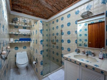 VENTA DE CASA EN LA COLONIA VOLCANES, JUNTO A VISTA HERMOSA, CUERNAVACA MOR. 2 TERRENOS JUNTOS, UN NIVEL, VIGILANCIA, ALBERCA, GRAN JARDÍN, CANCHA DE