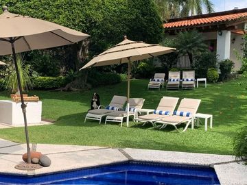 VENTA DE CASA EN LA COLONIA VOLCANES, JUNTO A VISTA HERMOSA, CUERNAVACA MOR. 2 TERRENOS JUNTOS, UN NIVEL, VIGILANCIA, ALBERCA, GRAN JARDÍN, CANCHA DE
