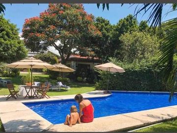 VENTA DE CASA EN LA COLONIA VOLCANES, JUNTO A VISTA HERMOSA, CUERNAVACA MOR. 2 TERRENOS JUNTOS, UN NIVEL, VIGILANCIA, ALBERCA, GRAN JARDÍN, CANCHA DE