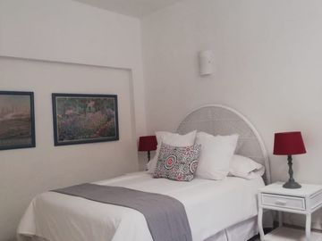 VENTA DE CASA EN LA COLONIA VOLCANES, JUNTO A VISTA HERMOSA, CUERNAVACA MOR. 2 TERRENOS JUNTOS, UN NIVEL, VIGILANCIA, ALBERCA, GRAN JARDÍN, CANCHA DE