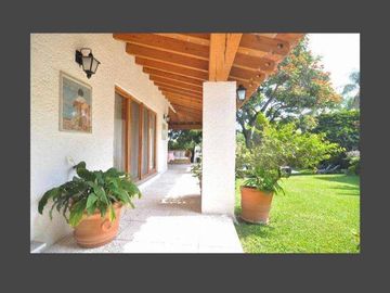 VENTA DE CASA EN LA COLONIA VOLCANES, JUNTO A VISTA HERMOSA, CUERNAVACA MOR. 2 TERRENOS JUNTOS, UN NIVEL, VIGILANCIA, ALBERCA, GRAN JARDÍN, CANCHA DE