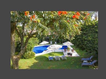 VENTA DE CASA EN LA COLONIA VOLCANES, JUNTO A VISTA HERMOSA, CUERNAVACA MOR. 2 TERRENOS JUNTOS, UN NIVEL, VIGILANCIA, ALBERCA, GRAN JARDÍN, CANCHA DE