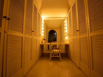 VENTA DE CASA EN LA COLONIA VOLCANES, JUNTO A VISTA HERMOSA, CUERNAVACA MOR. 2 TERRENOS JUNTOS, UN NIVEL, VIGILANCIA, ALBERCA, GRAN JARDÍN, CANCHA DE