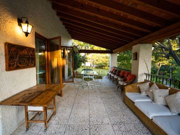 VENTA DE CASA EN LA COLONIA VOLCANES, JUNTO A VISTA HERMOSA, CUERNAVACA MOR. 2 TERRENOS JUNTOS, UN NIVEL, VIGILANCIA, ALBERCA, GRAN JARDÍN, CANCHA DE