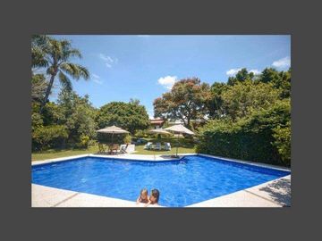 VENTA DE CASA EN LA COLONIA VOLCANES, JUNTO A VISTA HERMOSA, CUERNAVACA MOR. 2 TERRENOS JUNTOS, UN NIVEL, VIGILANCIA, ALBERCA, GRAN JARDÍN, CANCHA DE
