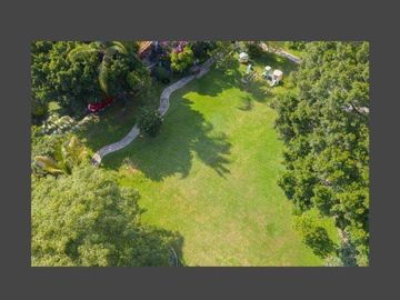 VENTA DE CASA EN LA COLONIA VOLCANES, JUNTO A VISTA HERMOSA, CUERNAVACA MOR. 2 TERRENOS JUNTOS, UN NIVEL, VIGILANCIA, ALBERCA, GRAN JARDÍN, CANCHA DE