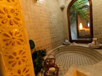 VENTA DE CASA EN LA COLONIA VOLCANES, JUNTO A VISTA HERMOSA, CUERNAVACA MOR. 2 TERRENOS JUNTOS, UN NIVEL, VIGILANCIA, ALBERCA, GRAN JARDÍN, CANCHA DE