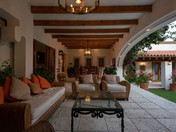 VENTA DE CASA EN LA COLONIA VOLCANES, JUNTO A VISTA HERMOSA, CUERNAVACA MOR. 2 TERRENOS JUNTOS, UN NIVEL, VIGILANCIA, ALBERCA, GRAN JARDÍN, CANCHA DE