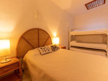 VENTA DE CASA EN LA COLONIA VOLCANES, JUNTO A VISTA HERMOSA, CUERNAVACA MOR. 2 TERRENOS JUNTOS, UN NIVEL, VIGILANCIA, ALBERCA, GRAN JARDÍN, CANCHA DE