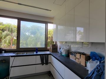 En venta lujoso y moderno departamento en Edificio Sotonovo, Km 6 vía a Samborondón, vista al Río.