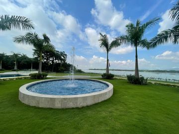 En venta lujoso y moderno departamento en Edificio Sotonovo, Km 6 vía a Samborondón, vista al Río.