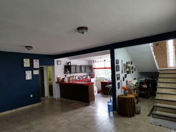Bonita casa con local