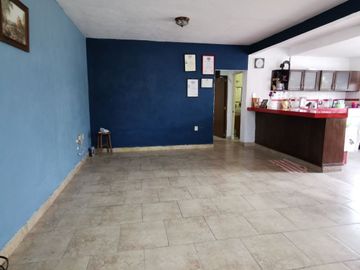 Bonita casa con local