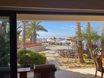 Departamento en planta baja, con vista al mar, y entrada directa al area de la alberca y Jacuzzi privado, Pacific Ocean, Cabo San Lucas.