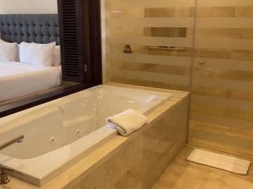 Departamento en planta baja, con vista al mar, y entrada directa al area de la alberca y Jacuzzi privado, Pacific Ocean, Cabo San Lucas.