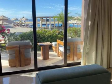 Departamento en planta baja, con vista al mar, y entrada directa al area de la alberca y Jacuzzi privado, Pacific Ocean, Cabo San Lucas.