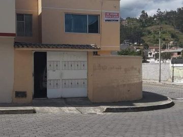 Casa de venta en Otavalo, esquinera