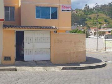 Casa de venta en Otavalo, esquinera