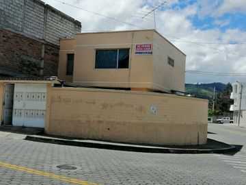 Casa de venta en Otavalo, esquinera