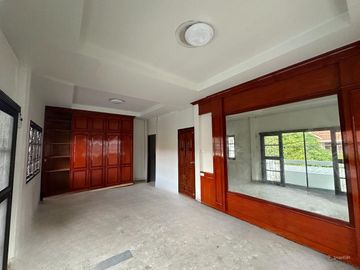 For Sale Newly Renovated Detached house in Prime Location near MRT Srinuch.