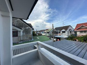 For Sale Newly Renovated Detached house in Prime Location near MRT Srinuch.