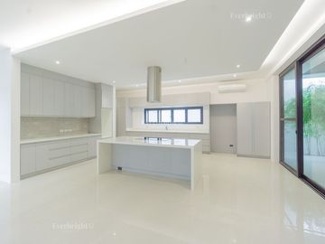6BR House For Sale in Ayala Heights (near Vista Real Classica, Corinthian Gardens, White Plains, Tierra Pura, Xavierville Village, Tivoli Royale Subdi