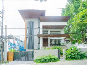 6BR House For Sale in Ayala Heights (near Vista Real Classica, Corinthian Gardens, White Plains, Tierra Pura, Xavierville Village, Tivoli Royale Subdi