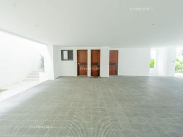 6BR House For Sale in Ayala Heights (near Vista Real Classica, Corinthian Gardens, White Plains, Tierra Pura, Xavierville Village, Tivoli Royale Subdi