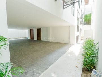 6BR House For Sale in Ayala Heights (near Vista Real Classica, Corinthian Gardens, White Plains, Tierra Pura, Xavierville Village, Tivoli Royale Subdi