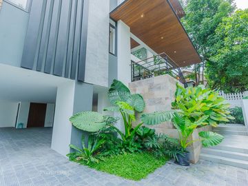 6BR House For Sale in Ayala Heights (near Vista Real Classica, Corinthian Gardens, White Plains, Tierra Pura, Xavierville Village, Tivoli Royale Subdi