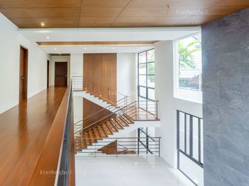 6BR House For Sale in Ayala Heights (near Vista Real Classica, Corinthian Gardens, White Plains, Tierra Pura, Xavierville Village, Tivoli Royale Subdi
