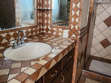 Casa con Local Comercial, 6 Recámaras, Fracc. La Providencia, Mineral de La Reforma, Hidalgo.
