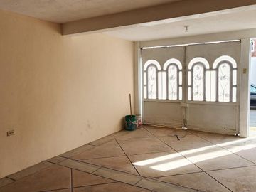 Casa con Local Comercial, 6 Recámaras, Fracc. La Providencia, Mineral de La Reforma, Hidalgo.