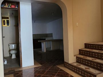 Casa con Local Comercial, 6 Recámaras, Fracc. La Providencia, Mineral de La Reforma, Hidalgo.