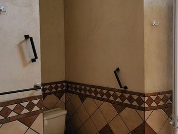 Casa con Local Comercial, 6 Recámaras, Fracc. La Providencia, Mineral de La Reforma, Hidalgo.