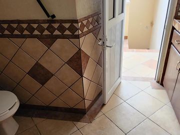 Casa con Local Comercial, 6 Recámaras, Fracc. La Providencia, Mineral de La Reforma, Hidalgo.