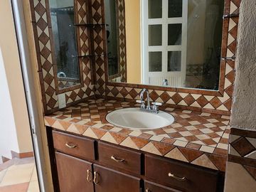 Casa con Local Comercial, 6 Recámaras, Fracc. La Providencia, Mineral de La Reforma, Hidalgo.