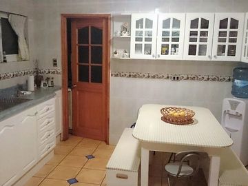 VENDE CASA EN PARCELA, CONDOMINIO SANTA MARIA DE ALGARROBO, 6 DORMITORIOS, 6 BAÑOS, PISCINA, TERRAZA, QUINCHO