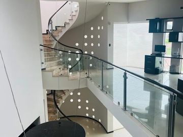 EXCELENTE CASA EN VENTA EN EXCLUSIVO FRACCIONAMIENTO LA RIOJA UBICADO AL SUR DE LA CIUDAD EN AV. LOPEZ MATEOS SUR 7000, MUNICIPIO DE TLAJOMULCO DE ZUÑ