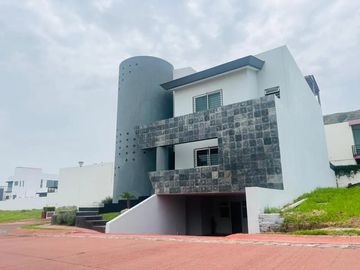 EXCELENTE CASA EN VENTA EN EXCLUSIVO FRACCIONAMIENTO LA RIOJA UBICADO AL SUR DE LA CIUDAD EN AV. LOPEZ MATEOS SUR 7000, MUNICIPIO DE TLAJOMULCO DE ZUÑ